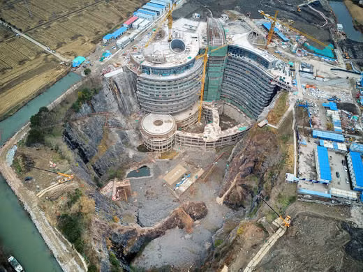 Khách sạn Shimao Wonderland InterContinental có tổng diện tích 61.000 m2. Ảnh: Atlas Obscura.