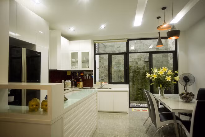 Phòng bếp sử dụng gam màu trắng đen chủ đạo.