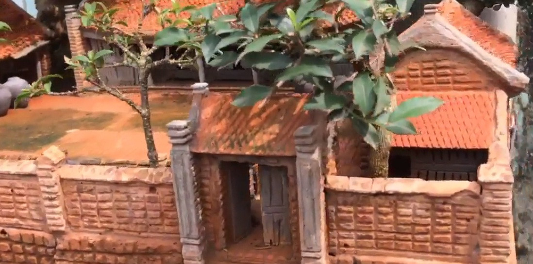 Cổng nhà, tường gạch, sân nhà...đều tạo nên cảm giác thân quen, gần gũi.