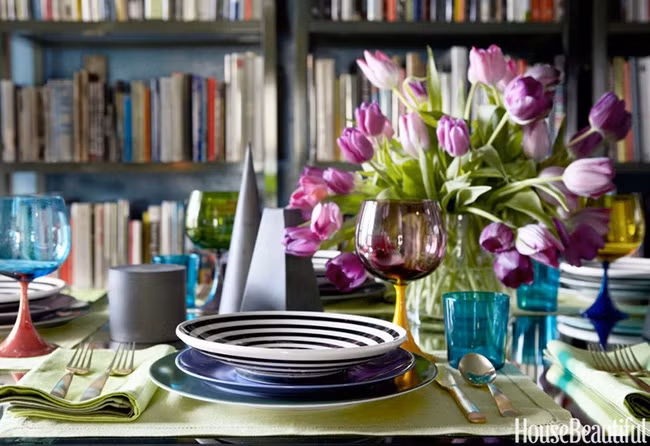 Sọc kẻ trắng đen tương phản với màu ngọc của ly thủy tinh mang đến phong cách hiện đại và trẻ trung.