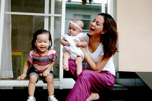 Trong lúc, chồng cũ Ngọc Thúy - doanh nhân Việt kiều Nguyễn Đức An đệ đơn kiện cô chiếm đoạt tài sản 288 tỷ đồng của mình tại Việt Nam thì Ngọc Thúy cũng kiện ngược trở lại chồng cũ yêu cầu phải chi cho cô mỗi tháng gần 3 tỷ đồng để nuôi 2 con gái. Vụ kiện tranh chấp số tài sản này đến nay vẫn chưa có hồi kết. Ảnh: Anninhthegioi.