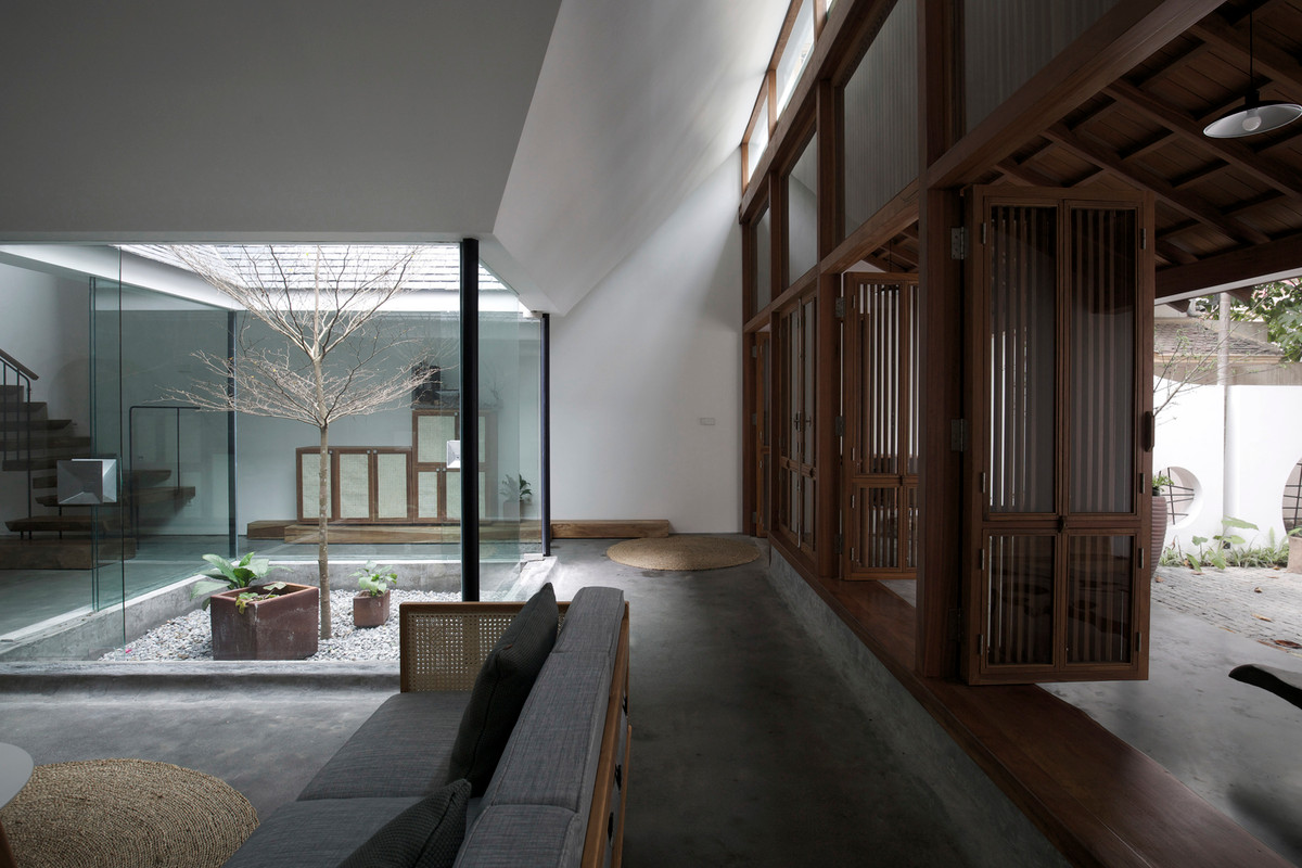 Bậu cửa lớn thể hiện rõ nét kiến trúc của nhà truyền thống Bắc Bộ.