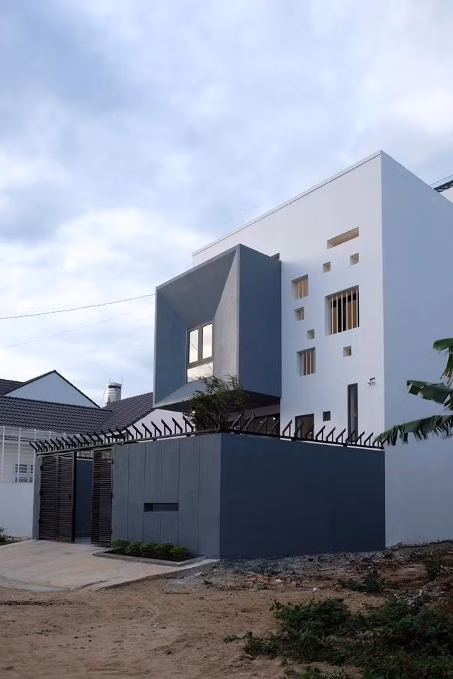 Để nhận tối đa ánh sáng tự nhiên và gió, kiến trúc sư KTS Nguyễn Hoàng Dũng, Hoàng Phi Sơn (7A Architecture Studio) thiết kế nhiều ô cửa nhỏ ngoài mặt tiền.