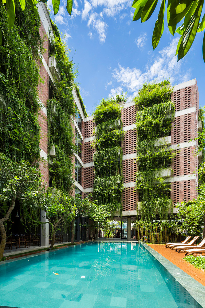 Bể bơi lớn bên ngoài khách sạn.