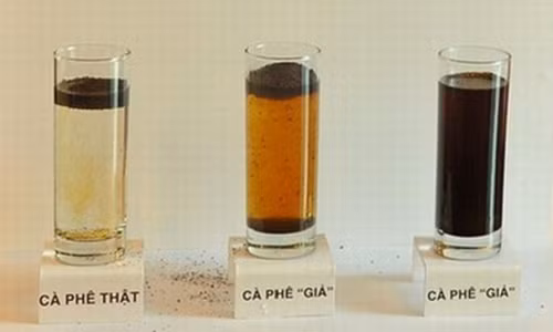 Cà phê nguyên chất không chìm ngay trong nước. Ảnh: Internet.