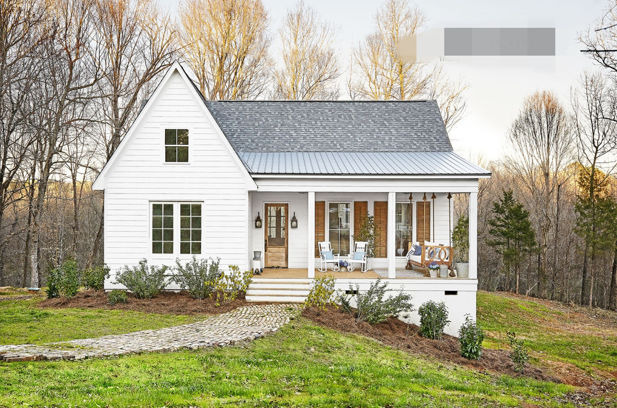 Các hệ cửa, cột không có gờ chỉ rườm rà nhưng đậm chất dân dã. Ảnh: Arhome.