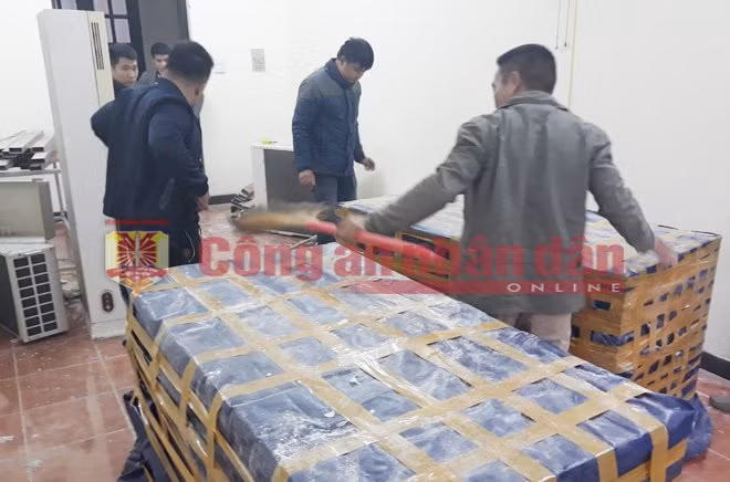 2 thùng tiền "khổng lồ" của các đối tượng