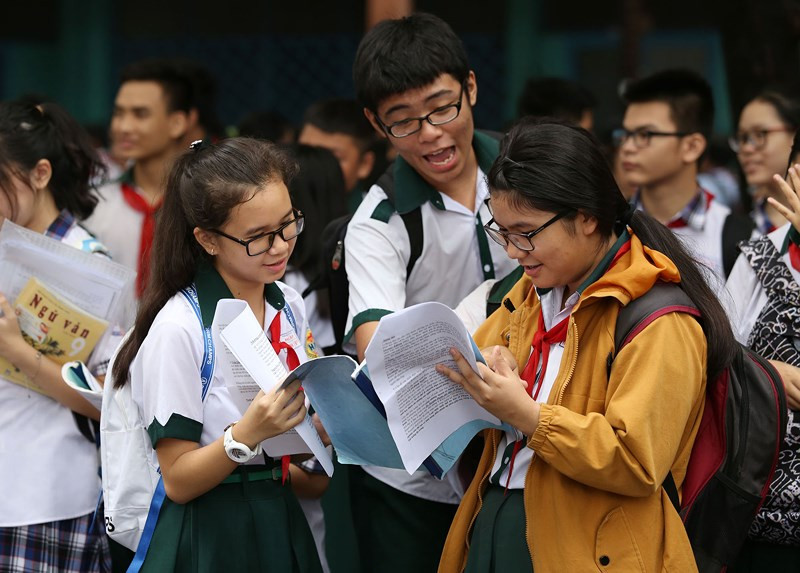 Cùng nhau ôn bài trước khi vào phòng thi.