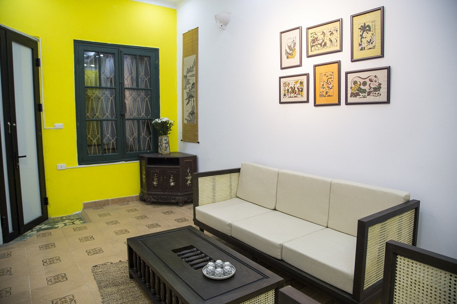 Phòng khách căn hộ ấn tượng với không gian yên bình cùng nội thất quen thuộc của những ngôi nhà cổ.