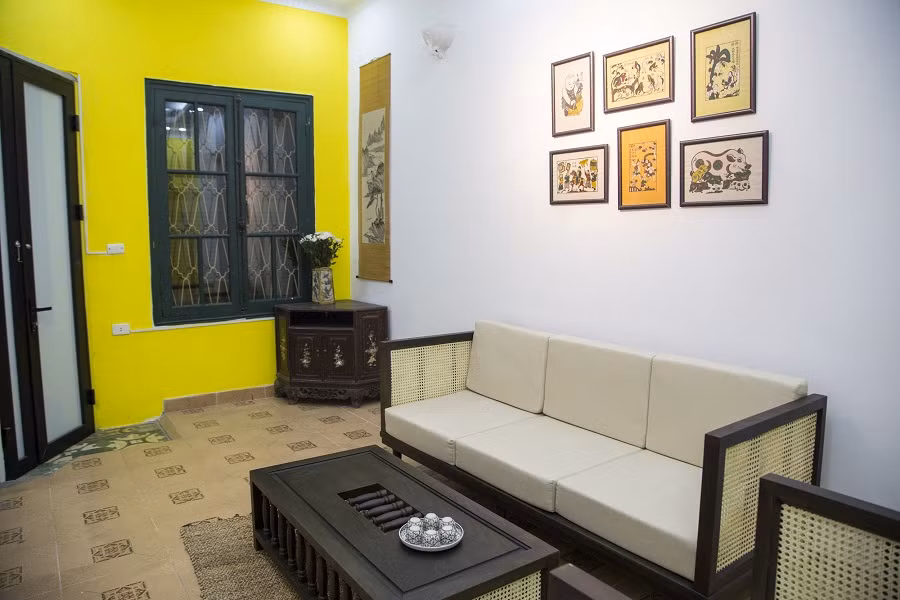 Phòng khách căn hộ ấn tượng với không gian yên bình cùng nội thất quen thuộc của những ngôi nhà cổ.