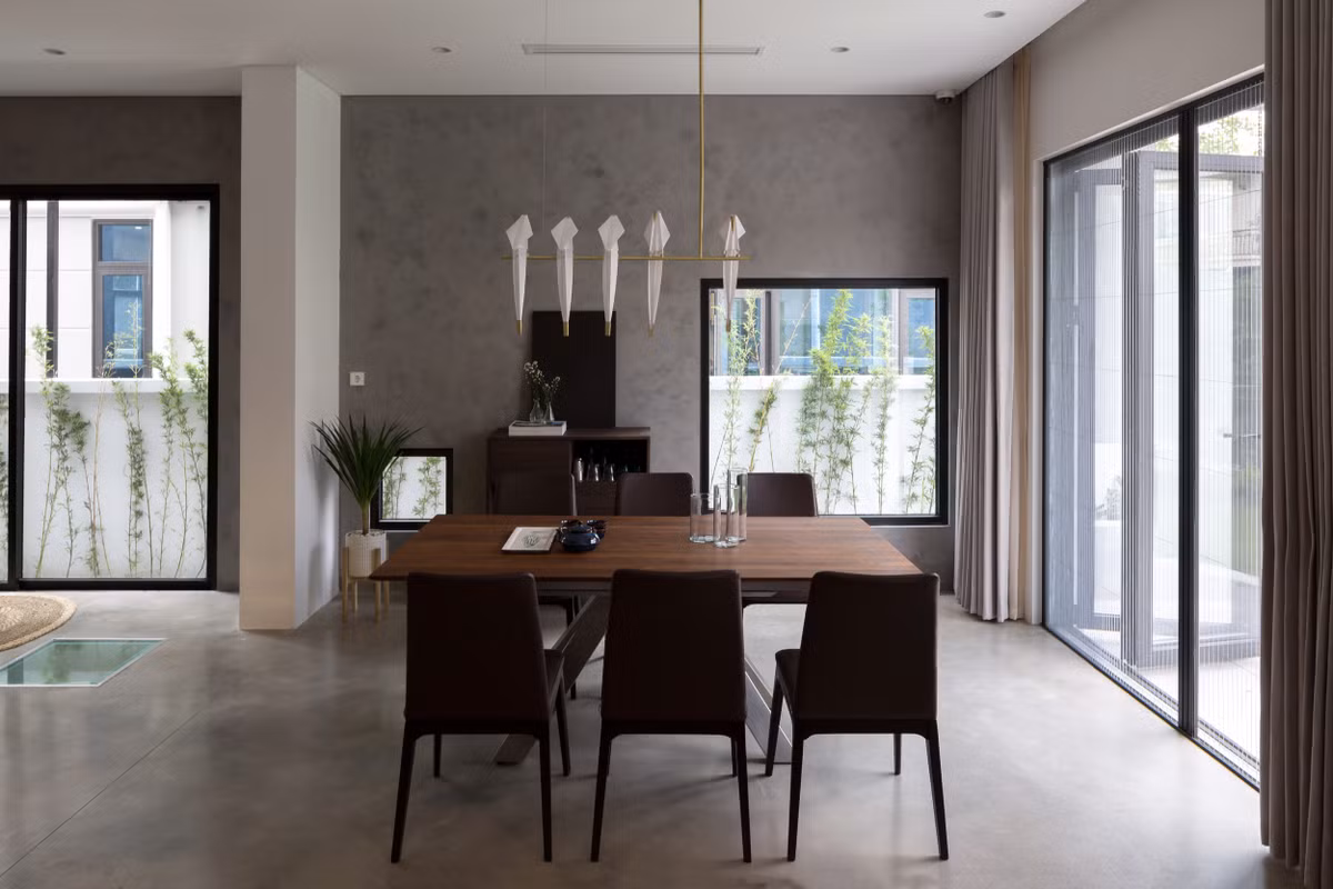 Những ô cửa kính lớn cho không gian ngập ánh sáng.