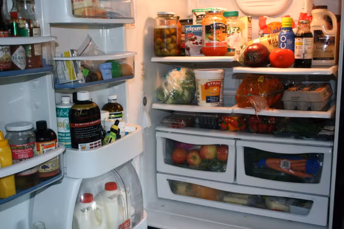 Tích trữ quá nhiều đồ ăn trong tủ lạnh, kể cả những thực phẩm không cần thiết như dưa hấu, chuối...là thói quen cực kỳ gây tốn điện bởi tủ lạnh phải hoạt động với công suất cao.