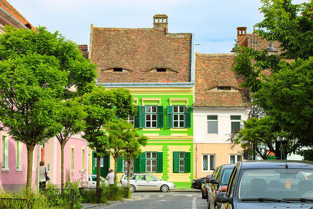 Nhiều ngôi nhà được sơn lại, tươi mới song vẫn giữ nguyên kiến trúc cửa sổ "đôi mắt" từ hàng trăm năm.