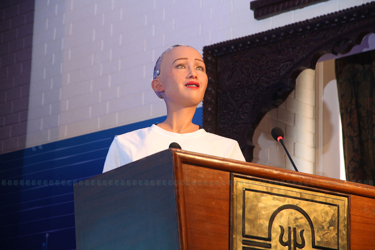 Nữ người máy gây ấn tượng trong nhiều cuộc phỏng vấn, sự kiện và chương trình truyền hình với những phát ngôn của mình. Ảnh: Durbin Nepal News.