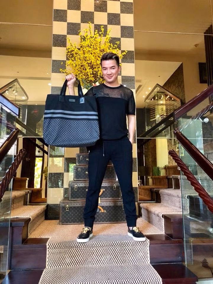 Túi của hãng Gucci 1.000 USD.