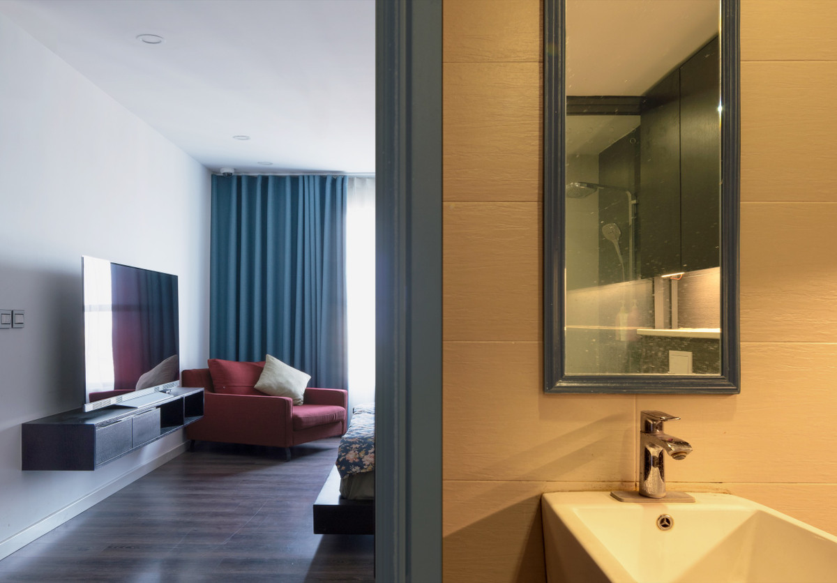 Căn hộ cải tạo không quá nhiều về cấu trúc công năng, mà chỉ phân chia lại không gian cho phù hợp với nhu cầu của gia chủ.