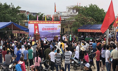 Sáng 18.2 (mùng 3 tết âm lịch), như thông lệ từ bao đời qua tại cửa biển Sa Huỳnh, chính quyền xã Phổ Thạnh tổ chức lễ "Ra quân nghề cá năm 2018".