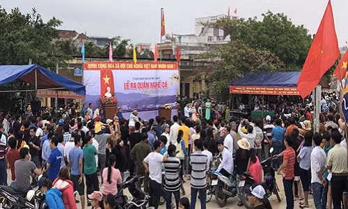 Sáng 18.2 (mùng 3 tết âm lịch), như thông lệ từ bao đời qua tại cửa biển Sa Huỳnh, chính quyền xã Phổ Thạnh tổ chức lễ "Ra quân nghề cá năm 2018".