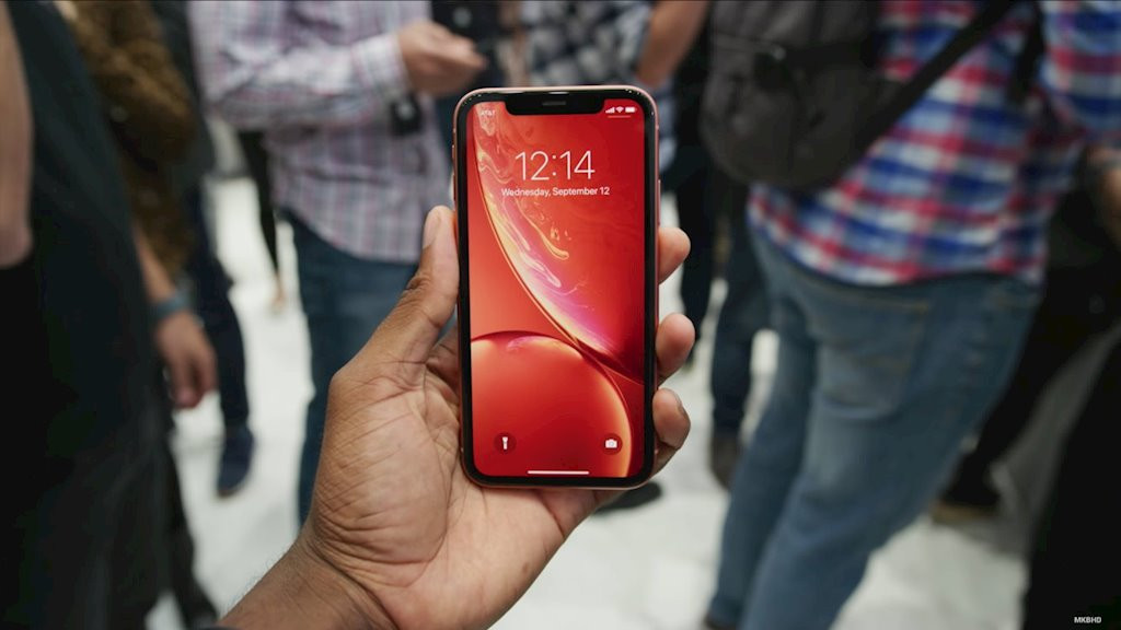 Một trong những màu sắc mới mẻ nhất của iPhone XR là màu "san hô" - sự pha trộn khá thú vị giữa hồng nhạt và cam