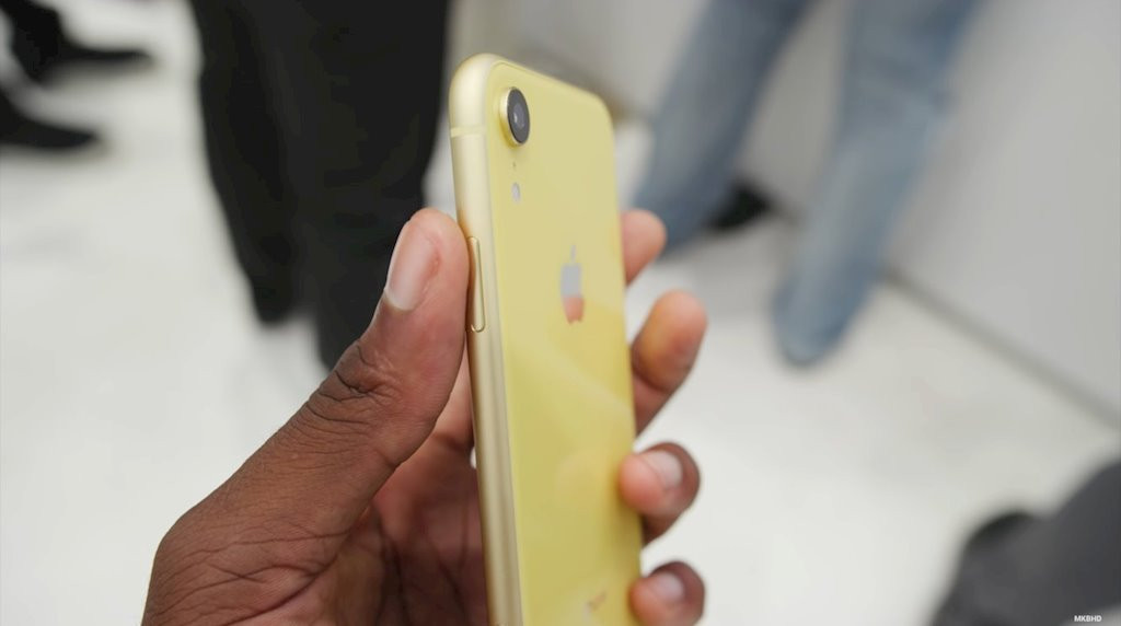 Từ những góc độ này, có thể thấy màu vàng của iPhone XR cũng không khác vàng gold là mấy: