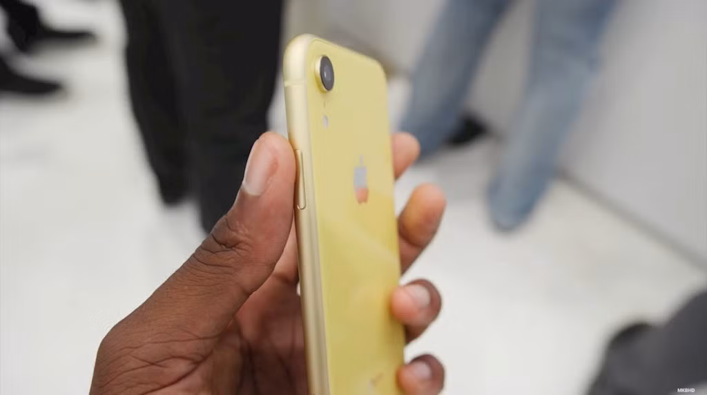 Từ những góc độ này, có thể thấy màu vàng của iPhone XR cũng không khác vàng gold là mấy: