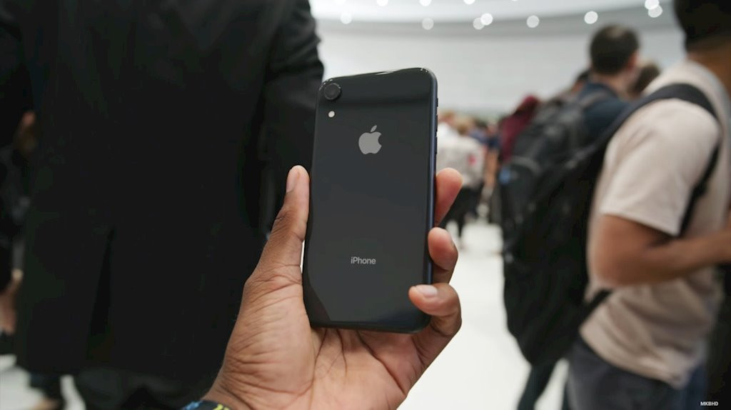 Cận cảnh của iPhone XR màu đen trông rất bóng bẩy.