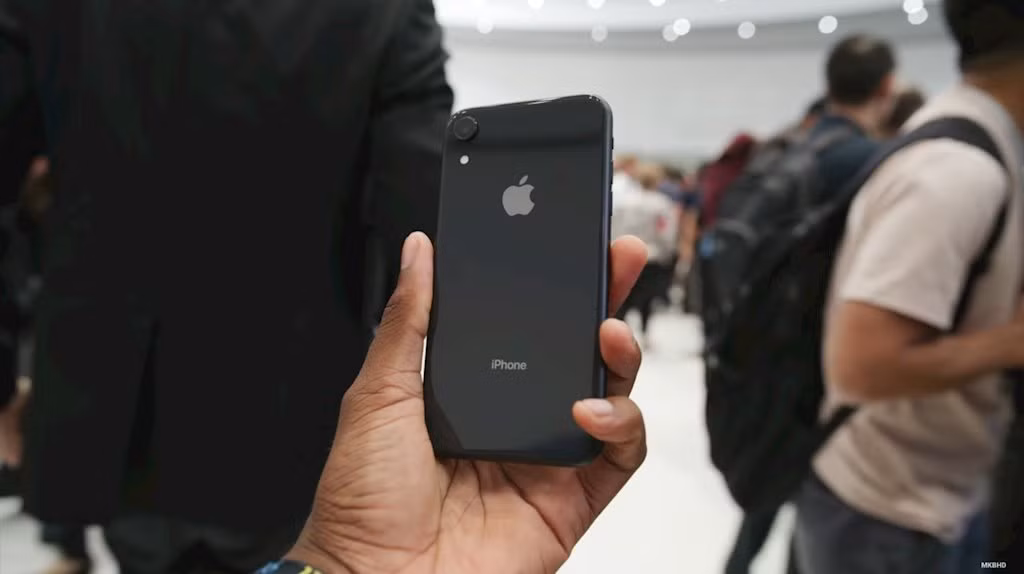 Cận cảnh của iPhone XR màu đen trông rất bóng bẩy.