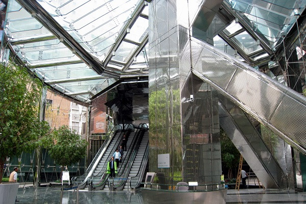 Tấm kính rộng được sử dụng để hắt ánh sáng mặt trời tự nhiên ở sảnh đợi. Ảnh: SCMP.