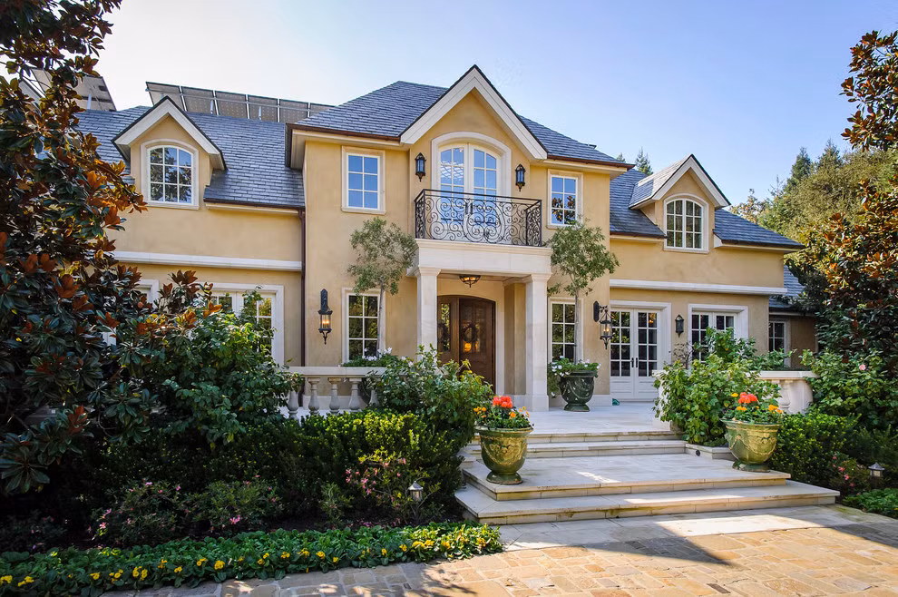 Sử dụng ngôn ngữ thiết kế đậm chất châu Âu, căn biệt thự 2 tầng mái ngói đẹp mê ly. Ảnh: Kientrucadong.