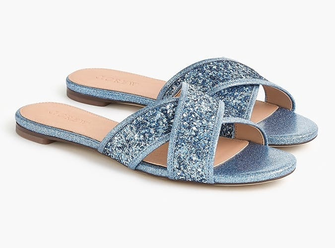 Dép lê nhũ ánh kim là item không thể thiếu cho những buổi party sôi động trong mùa hè. Dép lê ánh nhũ mang vẻ đẹp sang trọng, kiêu kỳ, giúp bạn tỏa sáng giữa đám đông.