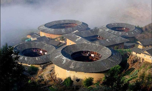 Thổ lâu Phúc Kiến được làm bằng đất nhưng rất kiên cố. Ảnh: AmoyTrip.