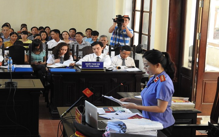 Tại phiên tòa sáng 24/5, trong khi bào chữa cho bị cáo Trần Văn Sơn, cán bộ phòng Vật tư – Thiết bị (BVĐK tỉnh Hòa Bình), luật sư của bị cáo cho rằng, Viện Kiểm sát nhầm lẫn nội dung ghi trong bút lục. Sau đó, nữ công tố viên đã lên tiếng xin lỗi luật sư và bị cáo. Sau lời xin lỗi của đại diện Viện Kiểm sát, người dân trong khán phòng đồng loạt vỗ tay.