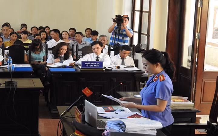 Tại phiên tòa sáng 24/5, trong khi bào chữa cho bị cáo Trần Văn Sơn, cán bộ phòng Vật tư – Thiết bị (BVĐK tỉnh Hòa Bình), luật sư của bị cáo cho rằng, Viện Kiểm sát nhầm lẫn nội dung ghi trong bút lục. Sau đó, nữ công tố viên đã lên tiếng xin lỗi luật sư và bị cáo. Sau lời xin lỗi của đại diện Viện Kiểm sát, người dân trong khán phòng đồng loạt vỗ tay.