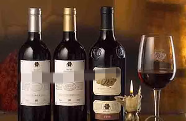 Chai rượu ngoại giá không dưới 1,5 triệu đồng. Ảnh: Ruoungoai.