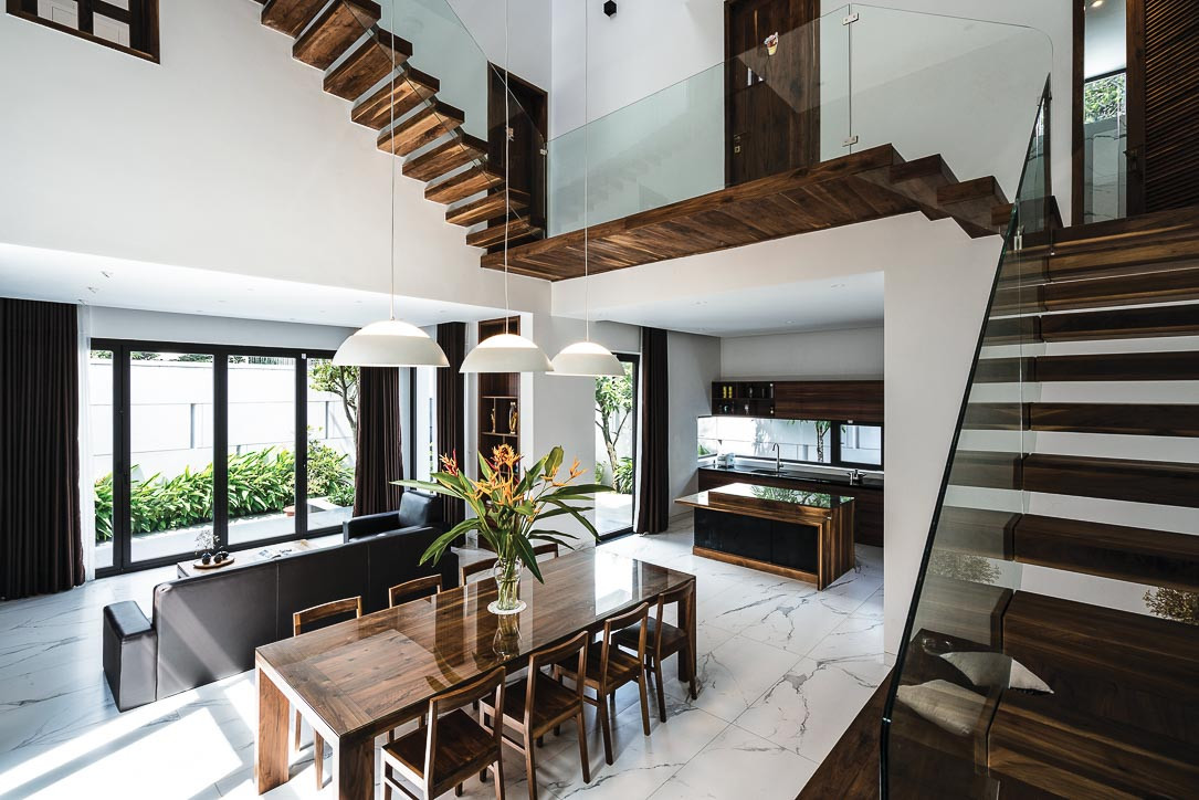 Hệ cửa lùa bằng kính giúp phòng khách luôn sáng và có thể chủ động điều tiết không khí tự nhiên trong nhà. Ảnh: Quang Trần.