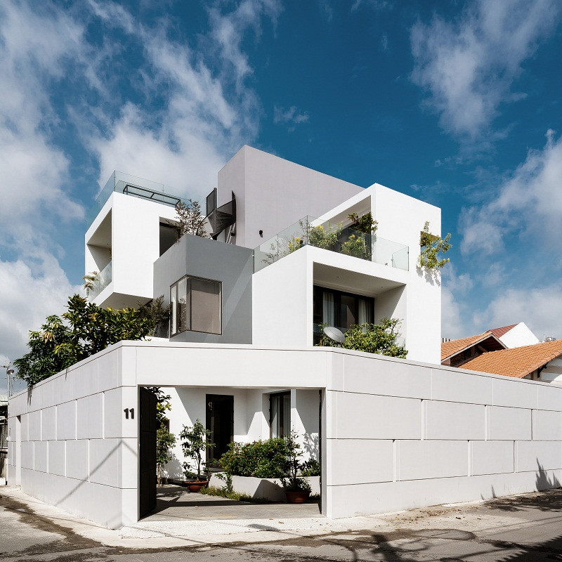 Để lấy nắng, gió vào trong nhà, kiến trúc sư sử dụng những khối hộp phân chia chức năng của từng khu vực. Mỗi khối hộp đều sở hữu tầm nhìn và hướng đón gió một cách tối đa. Ảnh: Quang Trần.