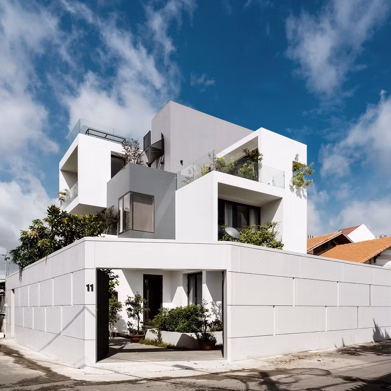 Để lấy nắng, gió vào trong nhà, kiến trúc sư sử dụng những khối hộp phân chia chức năng của từng khu vực. Mỗi khối hộp đều sở hữu tầm nhìn và hướng đón gió một cách tối đa. Ảnh: Quang Trần.