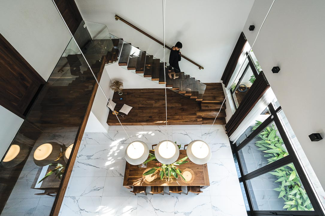 Thiết kế mở giúp mọi người trong nhà có thể dễ dàng nhìn thấy nhau và đứng ở đâu cũng có thể quan sát các tầng phía dưới. Ảnh: Quang Trần.
