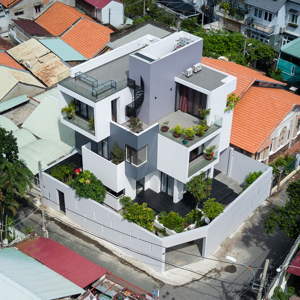 Nằm ở vị trí ngã 3 đặc biệt tại quận 9 (TP HCM), thiết kế của Hồ Chương House ấn tượng với kiến trúc nhà xếp chồng thú vị. Ảnh: Quang Trần.