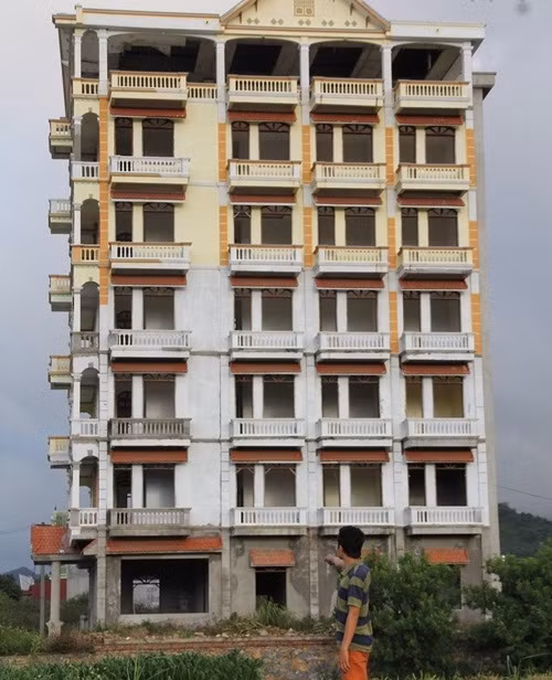 Tòa nhà 7 tầng của Tàng KeangNam trước khi bị đánh sập ngày 15/1/2018. Ảnh: Người đưa tin.