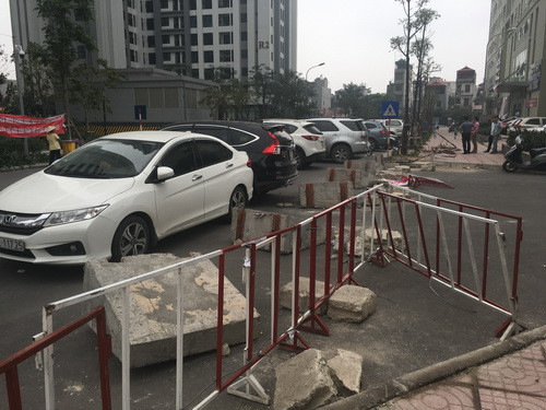 Cư dân Goldmark City dùng dây thép buộc cố định hàng rào