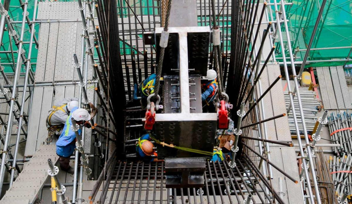 Riêng thi công phần móng của tòa nhà ngốn hơn 17.000 m3 bê tông và khoảng 5.000 tấn thép. Ảnh: Rever.