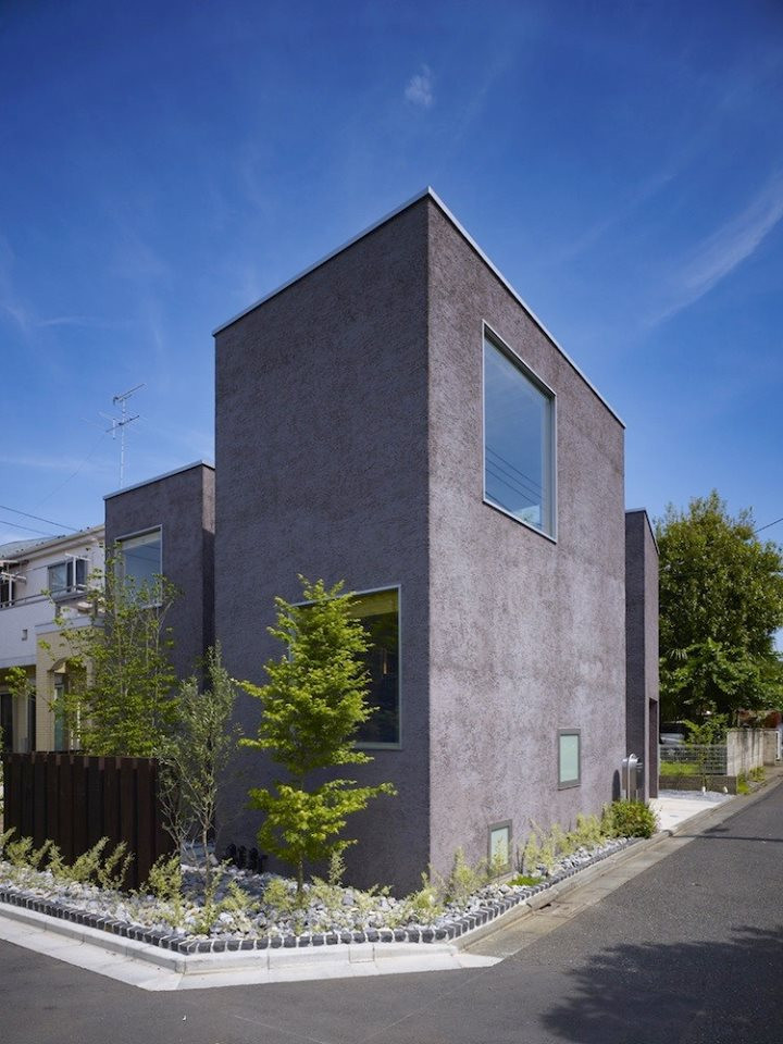 Nằm trên một dãy phố nhỏ ở Nhật Bản, ngôi nhà thiết kế dạng khối hộp không có gì thật sự đặc sắc ở kiến trúc bên ngoài, nhưng không gian bên trong lại khiến nhiều người ngạc nhiên.