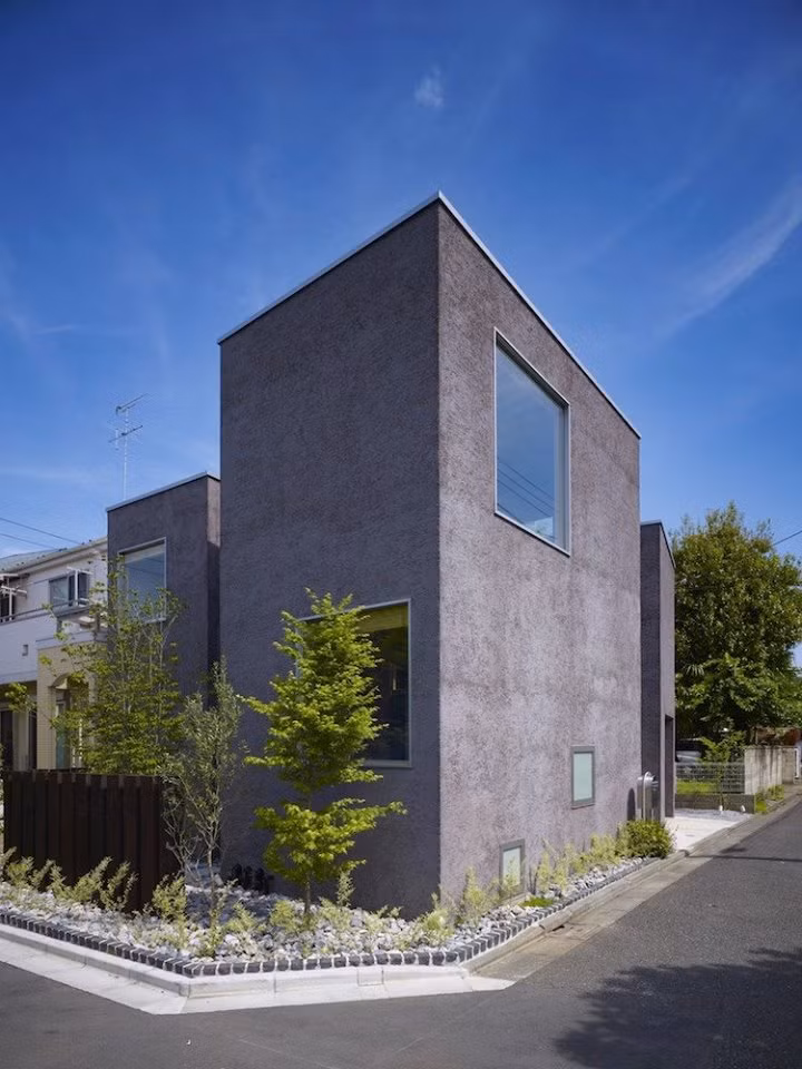 Nằm trên một dãy phố nhỏ ở Nhật Bản, ngôi nhà thiết kế dạng khối hộp không có gì thật sự đặc sắc ở kiến trúc bên ngoài, nhưng không gian bên trong lại khiến nhiều người ngạc nhiên.