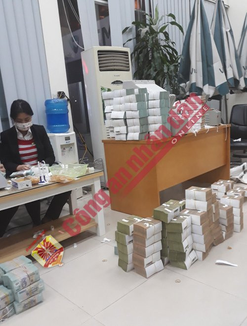 Cán bộ Kho bạc phối hợp kiểm điếm tiền thu giữ của các đối tượng