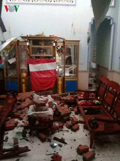 Trong ngôi nhà đã bị tốc mái, hư hại.