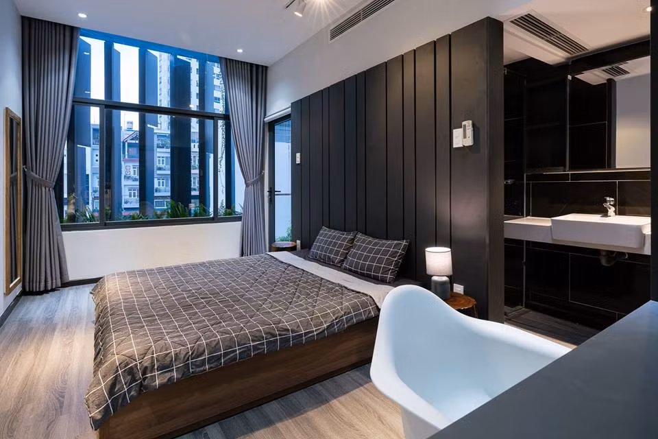 Một phòng ngủ khác trong nhà cũng có thiết kế phòng tắm bên trong.