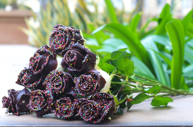 Hoa hồng phủ chocolate nhiều màu cũng thu hút nhiều khách đặt hàng. Ảnh: Zing.