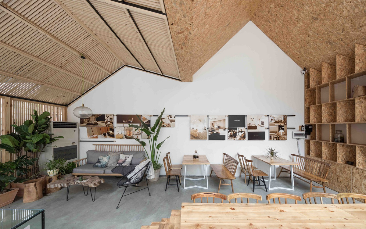 Trần nhà bằng gỗ mộc mạc và thân thiện.