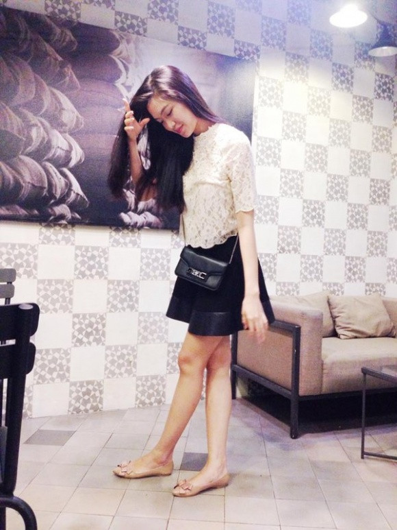 Hoa hậu Thùy Dung cũng sở hữu một chiếc túi xách PS11 phiên bản nhỏ.